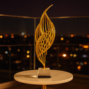 Escultura Decorativa Chama Infinita em Metal Dourado com Base Cristal Arte Moderna e Sofisticada