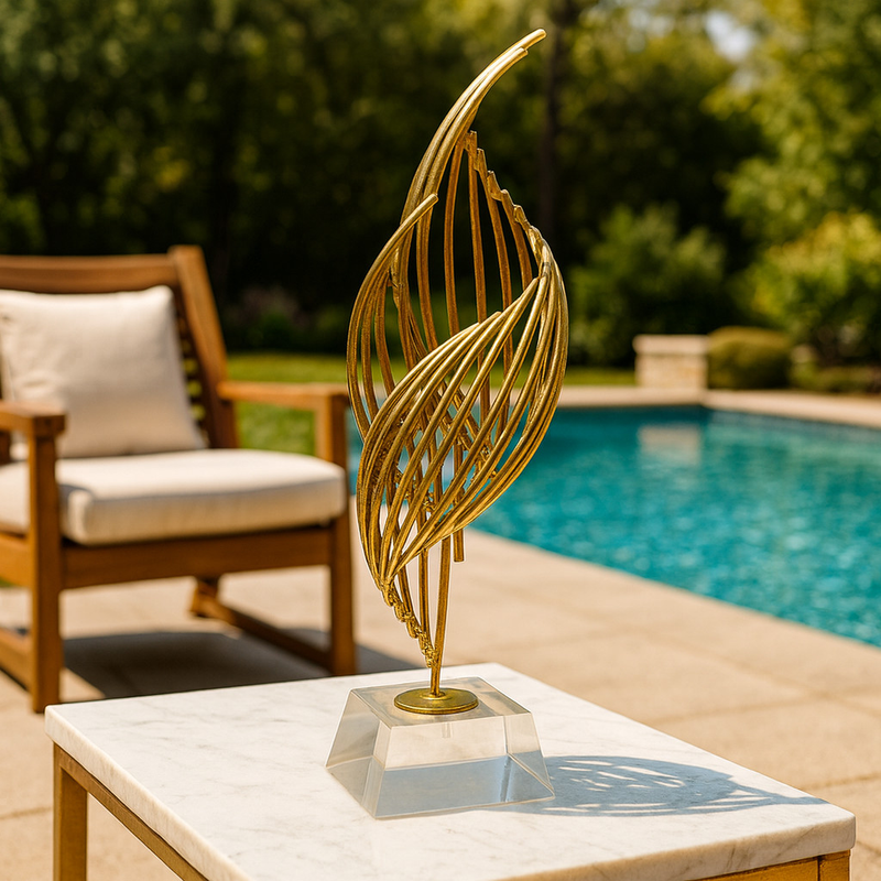 Escultura Decorativa Chama Infinita em Metal Dourado com Base Cristal Arte Moderna e Sofisticada